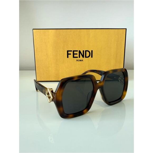NEW!!! Fendi women oversized sunglasses FE40139F 53A Authentic main image 6